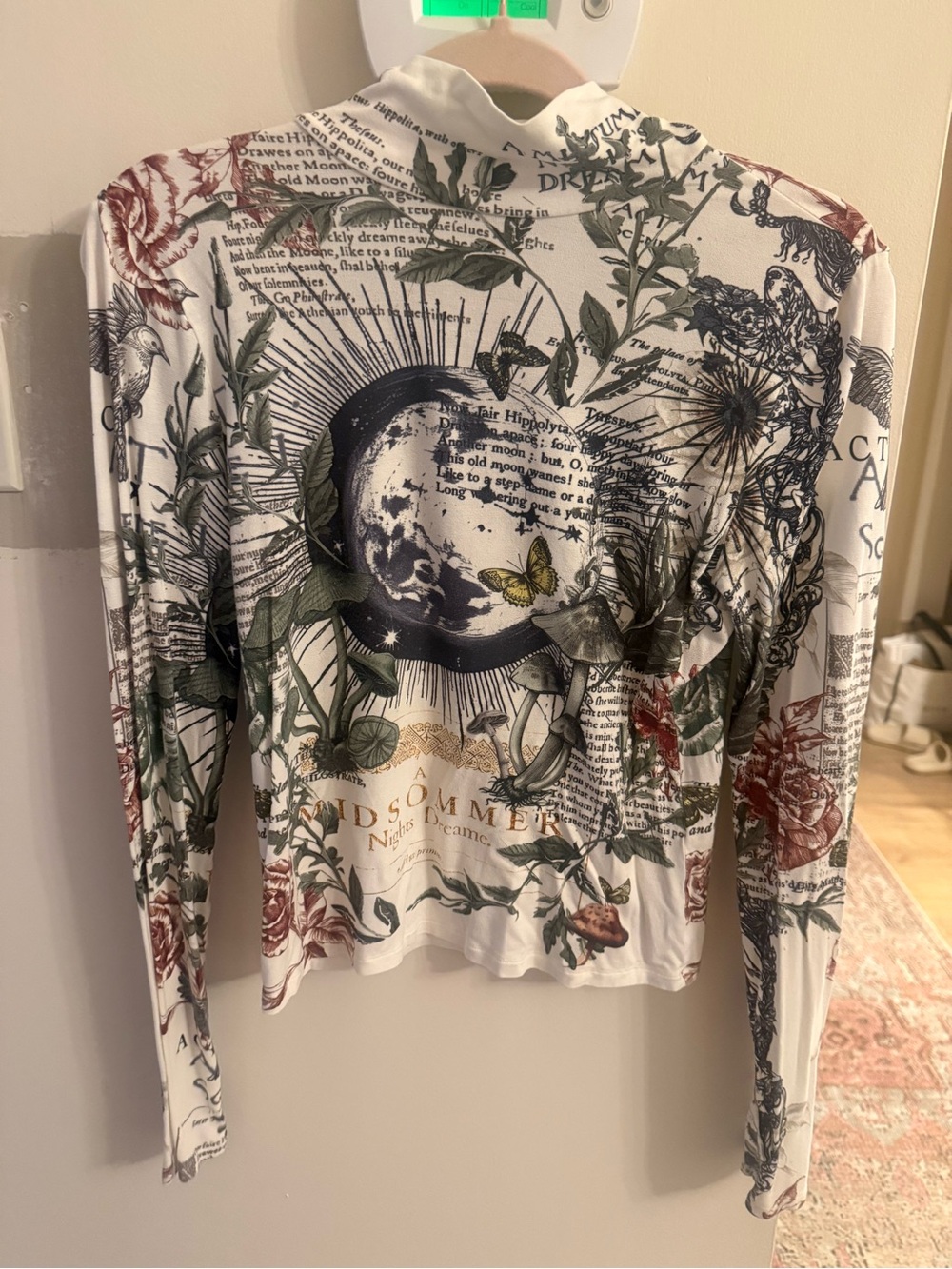ALICE + OLIVIA delaina turtleneck top in dreamscape moon villa size Medium - Picture 7 of 7